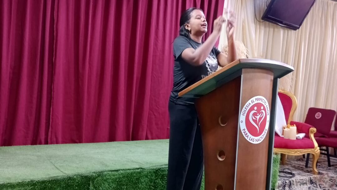 La Pastora Flores en el Taller de Evangelismo