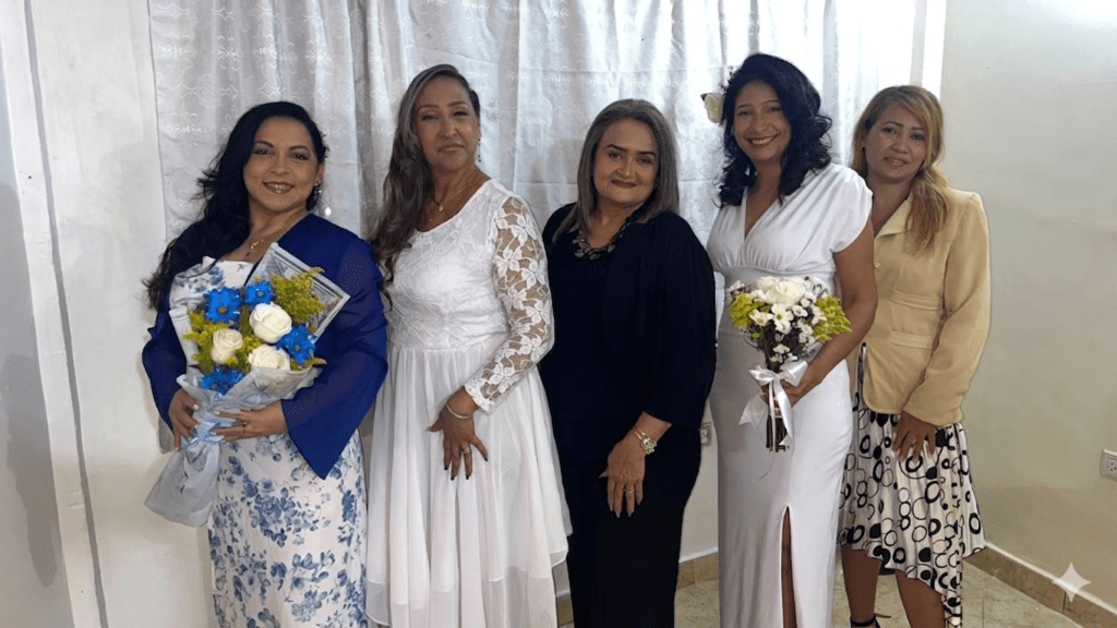 Las damas se preparan para la Bendición Pastoral